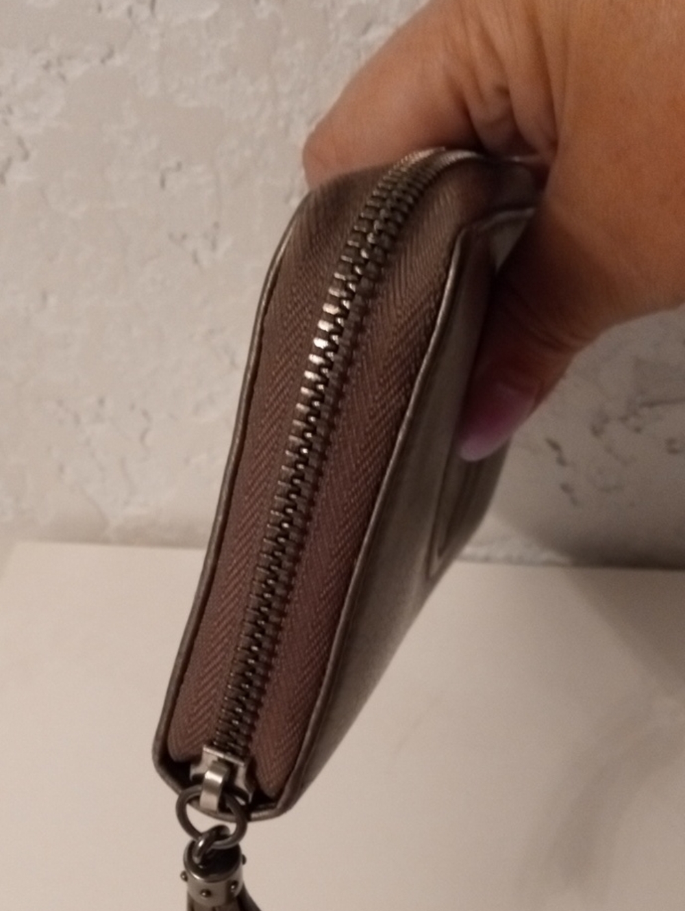 Gucci Metallic Taupe Leather Zip Wallet with Tassel - Picture 3 of 6